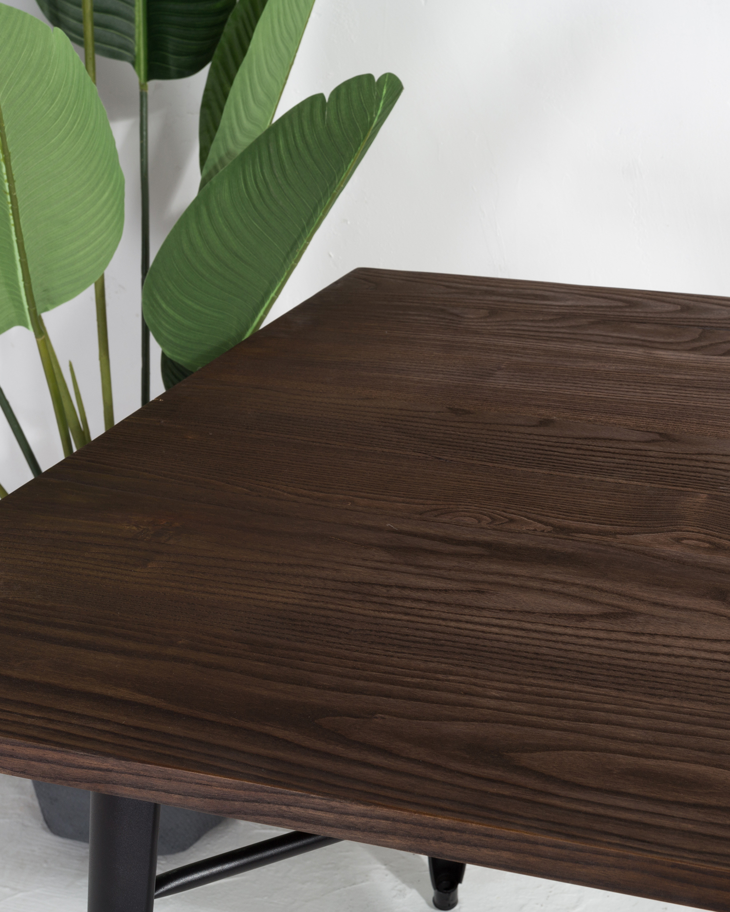 Quadratischer Holz Esstisch mit Metallbeinen Quadratischer Holz Esstisch mit Metallbeinen